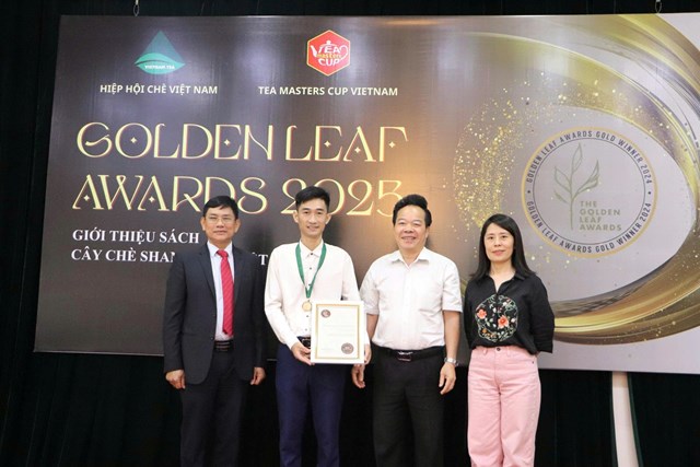 &Ocirc;ng Ho&agrave;ng Vĩnh Long - Chủ tịch Hiệp hội Ch&egrave; Việt Nam c&ugrave;ng b&agrave; Nguyễn Thị &Aacute;nh Hồng - Ph&oacute; chủ tịch Hiệp hội v&agrave; &ocirc;ng Nguyễn Quốc H&ugrave;ng - Tổng Bi&ecirc;n tập Tạp ch&iacute; Kinh tế v&agrave; Đồ uống trao giải cho đơn vị HTX tr&agrave; an to&agrave;n Ph&uacute; Đ&ocirc; với d&ograve;ng tr&agrave; "Hoang Gia - Finest young Bud Tea"