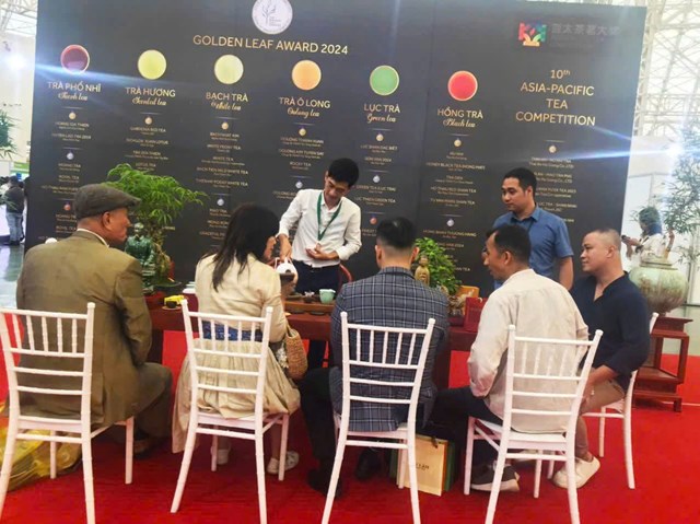 Anh Ho&agrave;ng Văn Tuấn pha tr&agrave; t&ocirc;m n&otilde;n Ho&agrave;ng Gia- Ho&agrave;ng Gia finest young Bud Tea tại&nbsp;chương tr&igrave;nh Tea Masters Cup Vietnam 2025