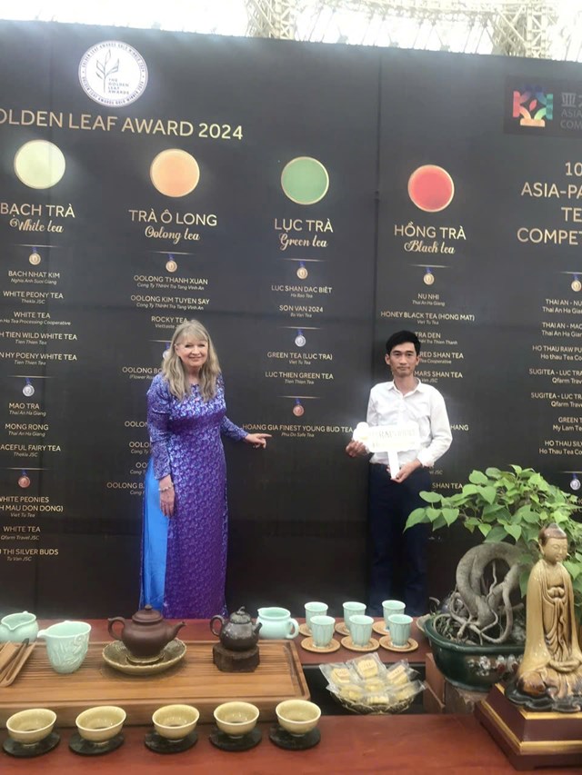Anh Ho&agrave;ng Văn Tuấn chụp ảnh lưu niệm c&ugrave;ng b&agrave; Sharyn Johnston - Trưởng ban tổ chức cuộc thi Golden Leaf Award
