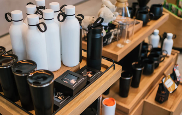 Nghịch lý F&amp;B 2026: Khi đồ lưu niệm trở thành lợi thế tăng lợi nhuận - Ảnh 2