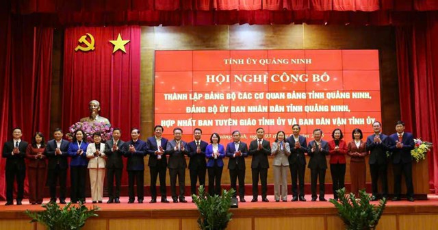 Ban Thường vụ Tỉnh ủy chụp ảnh lưu niệm với các Đảng bộ, cơ quan trực thuộc Tỉnh ủy mới thành lập và hợp nhất.