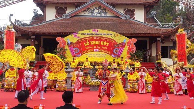 Văn nghệ khai mạc lễ hội khai bút và thi viết thư pháp bằng chữ quốc ngữ đầu xuân Ất tỵ 2025 tại Khu tưởng niệm Trạng nguyên Lê Ích Mộc, phường Quảng Thanh, TP Thuỷ Nguyên.