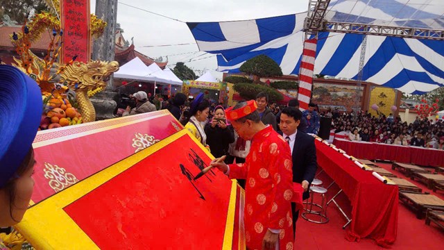 Nhà thư pháp Lê Anh Châu đại diện khai bút tại lễ hội với 4 chữ: Khai Triển Hồng Đồ.