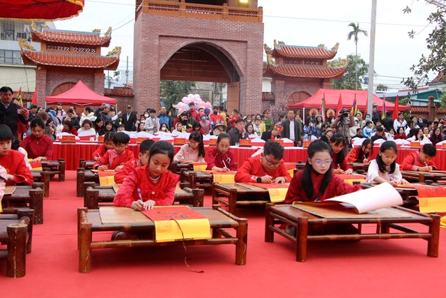 Hơn 100 học sinh giỏi các cấp bậc học trên địa bàn TP Thuỷ Nguyên khai bút khai bút, đến chiều tiếp tục phần thi viết thư pháp bằng chữ quốc ngữ.