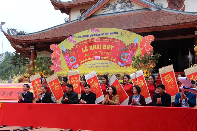  Đại diện lãnh đạo TP Hải Phòng, TP Thuỷ Nguyên và các thầy cô khai bút tại lễ hội.