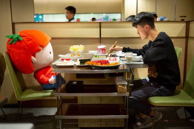 Khi mỗi cá nhân trở thành một hệ sinh thái tiêu dùng mới - Ảnh 1