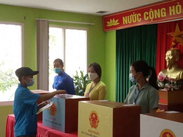 Những lá phiếu đầu tiên được bỏ tại Tổ bầu cử số 3, phường Hải Yên, TP Móng Cái.