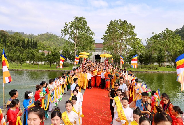 Các đồng chí: Nguyễn Xuân Thắng, Ủy viên Bộ Chính trị, Chủ tịch Hội đồng Lý luận Trung ương, Giám đốc Học viện Chính trị quốc gia Hồ Chí Minh; Vũ Đại Thắng, Ủy viên Trung ương Đảng, Bí thư Tỉnh ủy, Trưởng Đoàn ĐBQH tỉnh, tham gia đón rước xá lợi Đức Phật.