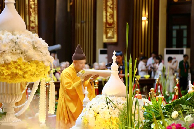 H&ograve;a thượng Th&iacute;ch Thanh Quyết &ndash; Ph&oacute; Chủ tịch HĐTS GHPGVN, Trưởng BTS GHPGVN tỉnh Quảng Ninh d&acirc;ng sớ cần an