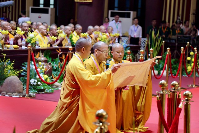 Thượng tọa Thích Thanh Lịch – Phó trưởng BTS GHPGVN tỉnh Quảng Ninh tuyên sớ cầu nguyện Quốc thái dân an