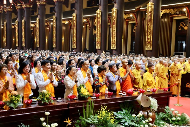 Chư tôn đức dâng đăng cầu nguyện