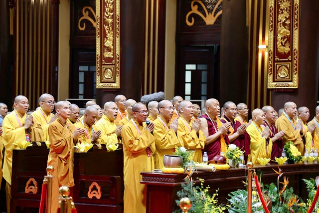 Quảng Ninh: Đ&#234;m hoa đăng cầu nguyện Quốc th&#225;i d&#226;n an nh&#226;n dịp X&#225; lợi Đức Phật - Ảnh 1