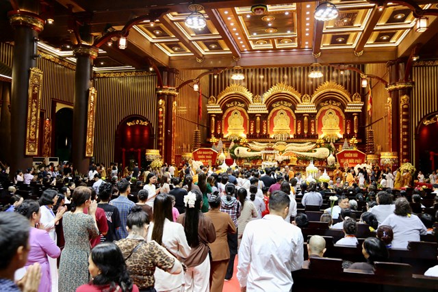 Toàn thể đại chúng dâng hoa đăng cầu nguyện