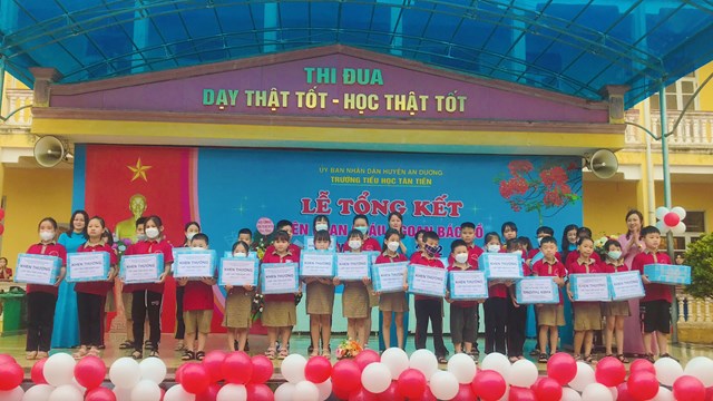 Nh&agrave; trường trao thưởng cho c&aacute;c em học sinh c&oacute; th&agrave;nh t&iacute;ch xuất sắc trong năm học