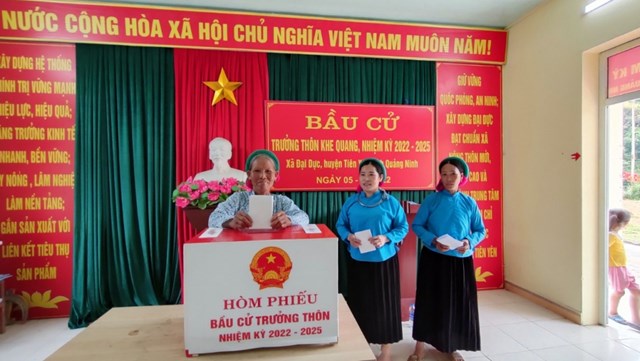 Cử tri thôn Khe Quang, xã Đại Dực, huyện Tiên Yên, phấn khởi, nô nức bỏ phiếu bầu ra trưởng thôn nhiệt tình, uy tín, trách nhiệm.