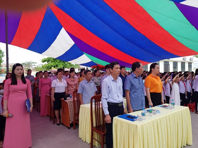 C&aacute;c đại biểu tham dự buổi lễ tổng kết năm học của Trường Tiểu học Bắc Sơn
