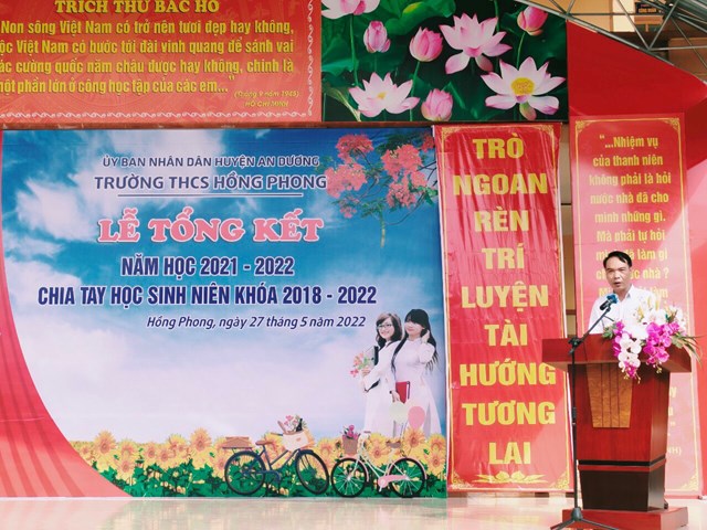 Thầy Nguyễn Mạnh H&ugrave;ng- Hiệu trưởng Trường THCS Hồng Phong ph&aacute;t biểu tại buổi lễ