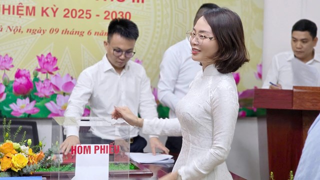 C&aacute;c Đại biểu tiến h&agrave;nh bỏ phiếu bầu&nbsp;