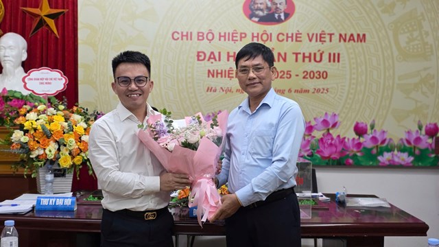 Đồng ch&iacute; Ho&agrave;ng Vĩnh Long - B&iacute; thư Chi bộ, Chủ tịch Hiệp hội Ch&egrave; Việt Nam&nbsp; tặng hoa cho đồng ch&iacute; Nguyễn Văn Dũng&nbsp;Chi ủy kh&oacute;a 2 kh&ocirc;ng t&aacute;i cử