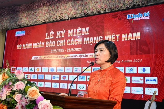 Ph&oacute; Gi&aacute;o sư, Tiến sĩ Đỗ Thị Thu Hằng - Trưởng ban Nghiệp vụ Hội Nh&agrave; b&aacute;o Việt Nam ph&aacute;t biểu ch&agrave;o mừng