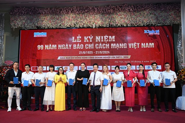 Tổng bi&ecirc;n tập Nguyễn Quốc H&ugrave;ng v&agrave; Ph&oacute; Tổng Bi&ecirc;n tập Nguyễn Thị Thanh Th&uacute;y trao C&uacute;p tri &acirc;n c&aacute;c doanh nghiệp ti&ecirc;u biểu đồng h&agrave;nh c&ugrave;ng B&aacute;o ch&iacute;