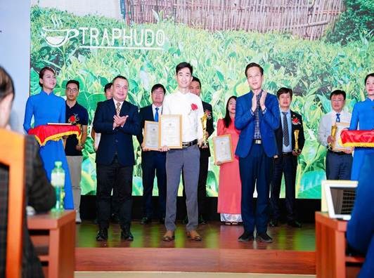 Lục Đại Danh Tr&agrave; Ph&uacute; Đ&ocirc;&nbsp;được vinh danh Top doanh nghiệp c&oacute; sản phẩm số th&ocirc;ng minh v&agrave; giải ph&aacute;p c&ocirc;ng nghệ c&ocirc;ng nghiệp 4.0 năm 2024 tại H&agrave; Nội