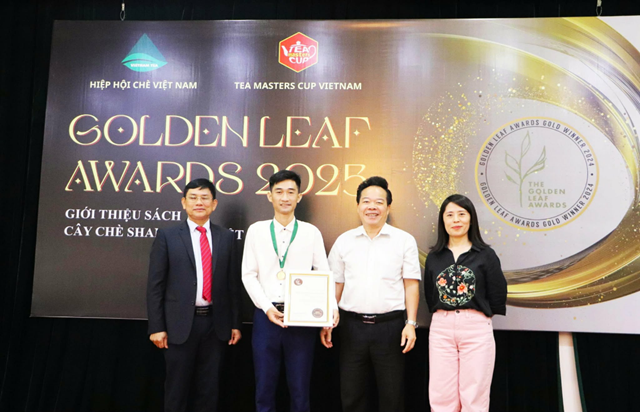 Ban tổ chức trao giải đồng danh gi&aacute; cho sản phẩm tr&agrave; t&ocirc;m n&otilde;n Ho&agrave;ng Gia