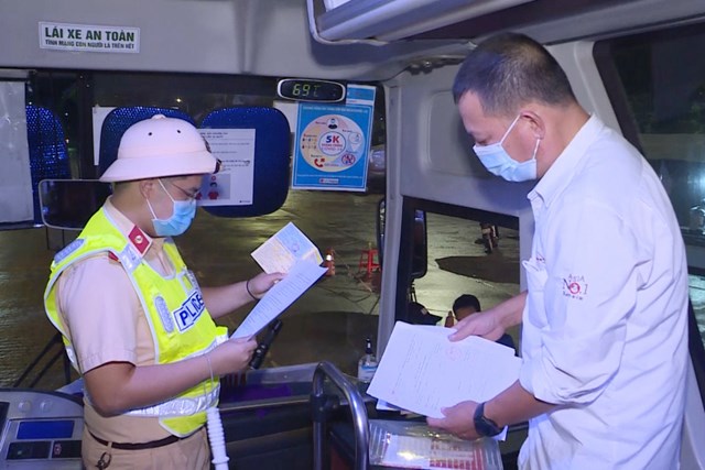 Lực lượng C&ocirc;ng an kiểm tra người v&agrave; phương tiện qua c&aacute;c chốt kiểm so&aacute;t dịch Covid-19.