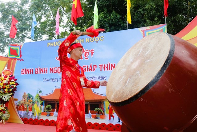 Đồng ch&iacute; Khổng Minh Nguy&ecirc;n, Ph&oacute; B&iacute; thư Đảng ủy, Chủ tịch UBND Phường B&igrave;nh Ngọc khai mạc v&agrave; gi&oacute;ng trống khai hội Lễ hội Đ&igrave;nh B&igrave;nh Ngọc năm 2024