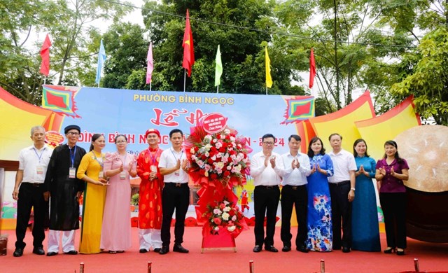 Đồng chí Hoàng Bá Nam, Tỉnh ủy viên, Bí thư Thành ủy Móng Cái; đồng chí Hồ Quang Huy, Phó Bí thư Thành ủy, Chủ tịch UBND TP Móng Cái cùng các đồng chí lãnh đạo TP Móng Cái chúc mừng Lễ hội