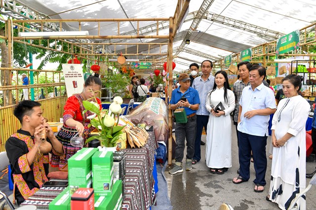 Lễ hội Sen H&#224; Nội: H&#224;nh tr&#236;nh đưa sản phẩm bản địa vươn xa thị trường - Ảnh 2