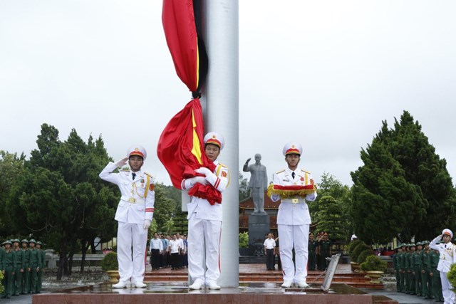 Huyện đảo Cô Tô thượng cờ rủ quốc tang Tổng Bí thư Nguyễn Phú Trọng