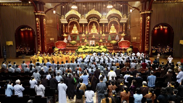 Các đại biểu, tăng ni, phật tử và nhân dân tưởng niệm Tổng Bí thư Nguyễn Phú Trọng tại Cung Trúc Lâm Yên Tử.