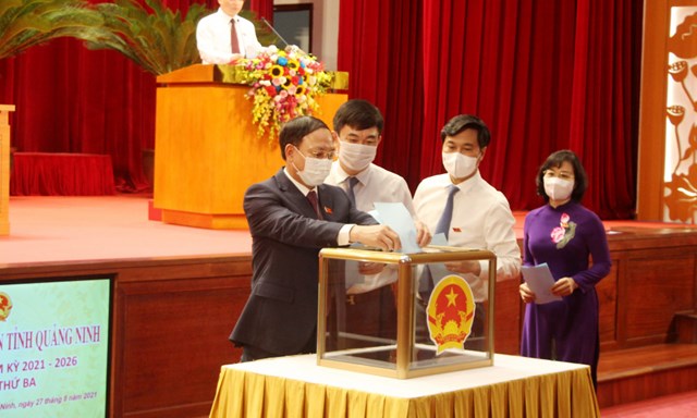 C&aacute;c đại biểu bỏ phiếu bầu bổ sung Ủy vi&ecirc;n UBND tỉnh.