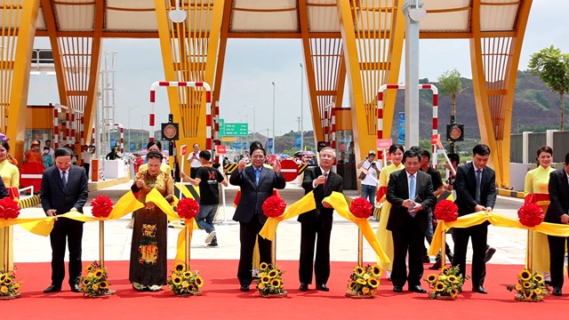 Thủ tướng Phạm Minh Ch&iacute;nh cắt băng kh&aacute;nh th&agrave;nh cao tốc V&acirc;n Đồn - M&oacute;ng C&aacute;i