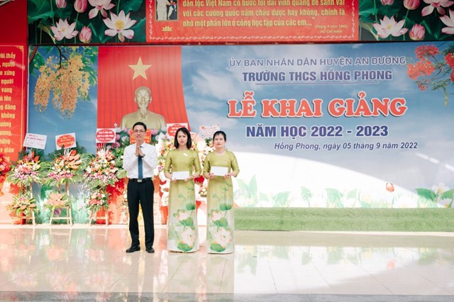 &Ocirc;ng Nguyễn Văn Phong - HUV; Trưởng ph&ograve;ng Nội vụ huyện An Dương trao thưởng cho GV c&oacute; học sinh giỏi cấp Th&agrave;nh Phố.