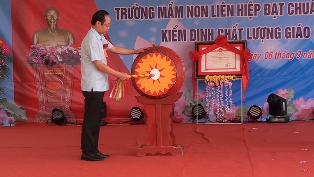 Đồng chí Hà Việt Hưng, Ủy viên Ban chấp hành Đảng bộ tỉnh, Bí thư Huyện ủy, Chủ tịch HĐND huyện Bắc Quang lên đánh trống khai trường.