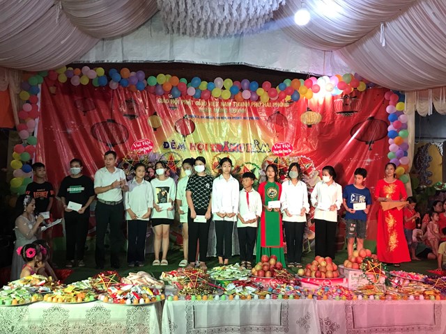 Đồng ch&iacute; Ng&ocirc; Văn Mừng &ndash; B&iacute; thư Đảng uỷ x&atilde; trao qu&agrave; cho c&aacute;c ch&aacute;u học học sinh xuất sắc