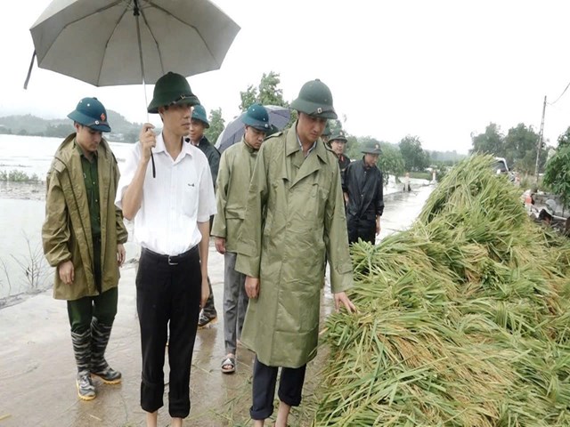 Ban Chỉ huy Ph&ograve;ng chống lụt b&atilde;o x&atilde; An Ph&uacute; c&ugrave;ng TUV, B&iacute; thư Huyện ủy Mỹ Đức Nguyễn Anh Dũng đi kiểm tra trực tiếp tại c&aacute;c nơi xung yếu