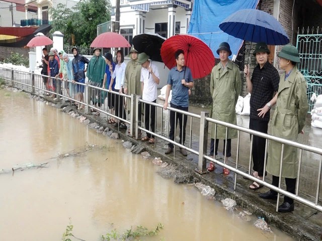 Ban Chỉ huy Phòng chống lụt bão xã Hợp Thanh cùng TUV, Bí thư Huyện ủy Mỹ Đức Nguyễn Anh Dũng đi kiểm tra trực tiếp tại các nơi xung yếu