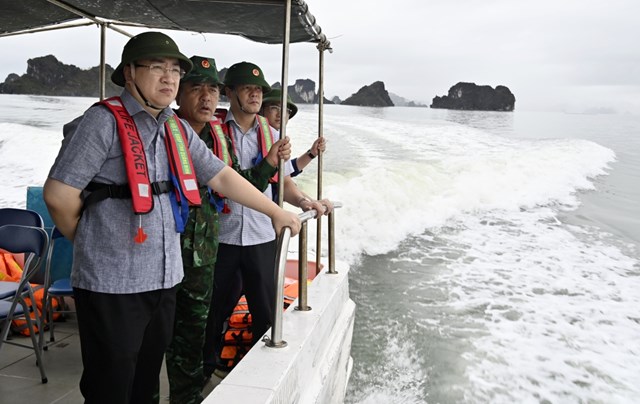 Ông Đặng Xuân Phương, Phó Bí thư Tỉnh ủy, Trưởng đoàn Đại biểu Quốc hội tỉnh Quảng Ninh kiểm tra công tác khắc phục bão số 3 trên Vịnh Hạ Long