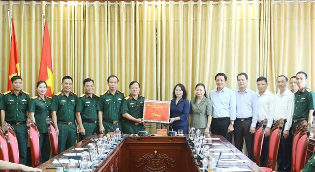 Phó Bí thư Thường trực Tỉnh ủy Quảng Ninh tặng quà động viên cán bộ, chiến sĩ Bộ Chỉ huy Quân sự tỉnh.