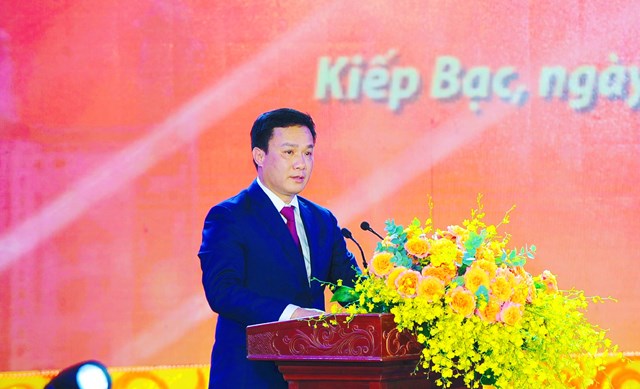 Đồng chí Triệu Thế Hùng, Phó Bí thư Tỉnh ủy, Chủ tịch UBND tỉnh Hải Dương đọc diễn văn tại lễ tưởng niệm
