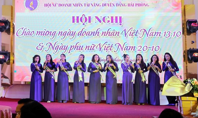 Nữ doanh nh&acirc;n Hội Nữ DN T&agrave;i năng Duy&ecirc;n d&aacute;ng Hải Ph&ograve;ng biểu diễn văn nghệ