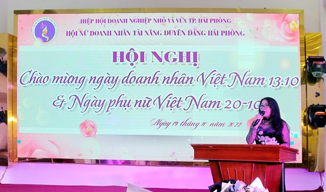 B&agrave; L&ecirc; Thu C&uacute;c - Chủ tịch Hội Nữ DN T&agrave;i năng Duy&ecirc;n d&aacute;ng Hải Ph&ograve;ng ph&aacute;t biểu tại hội nghị