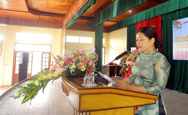 B&agrave; Trịnh Thị Hải L&yacute; - Ph&oacute; chủ tịch UBND x&atilde; đọc diễn văn khai mạc hội nghị