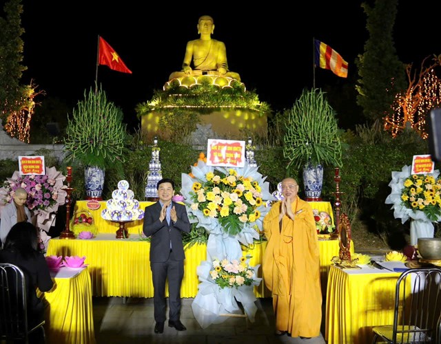 Ông Nguyễn Duy Miện, Chủ tịch UBND xã Trường Thành dâng hoa tưởng niệm Đức phật hoàng Trần Nhân Tông