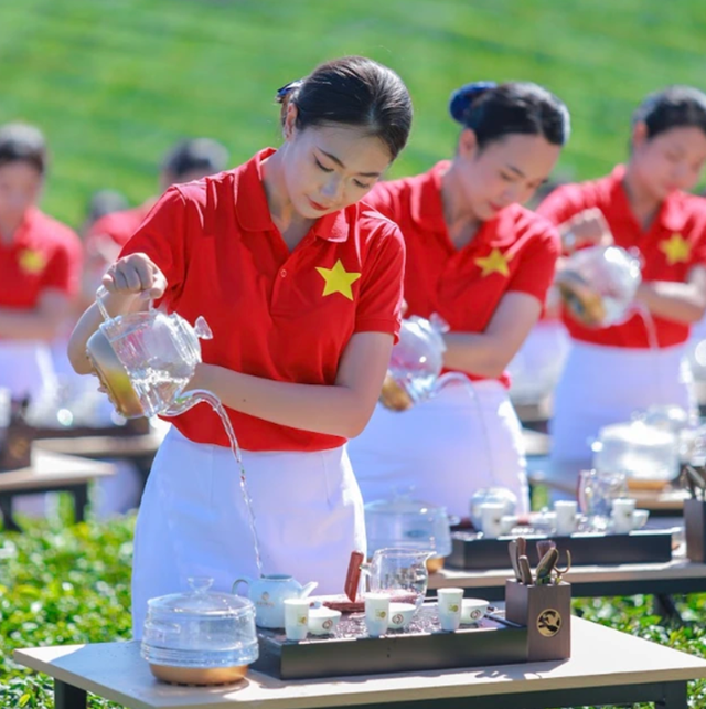 Dấu ấn kỷ lục giữa đại ng&#224;n:&#160;1.111 &#39;tr&#224; nương&#39; đồng diễn d&#226;ng tr&#224; tr&#234;n cao nguy&#234;n Đ&#224; Lạt - Ảnh 1