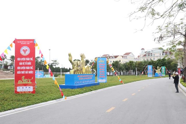 Các tuyến đường được trang trí rực rỡ sắc màu với những khẩu hiệu, pano, áp phích cổ động sẵn sàng cho Đại hội Thể thao toàn quốc lần thứ IX thành công tốt đẹp.