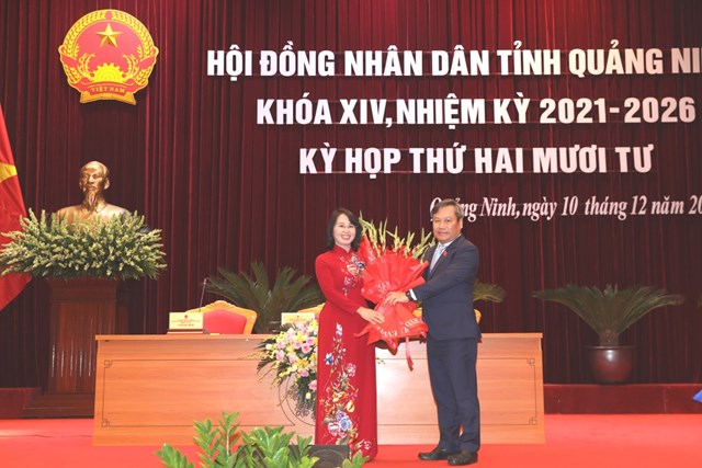 Thường trực HĐND tỉnh tặng hoa chúc mừng đồng chí Trịnh Thị Minh Thanh, Chủ tịch HĐND tỉnh.